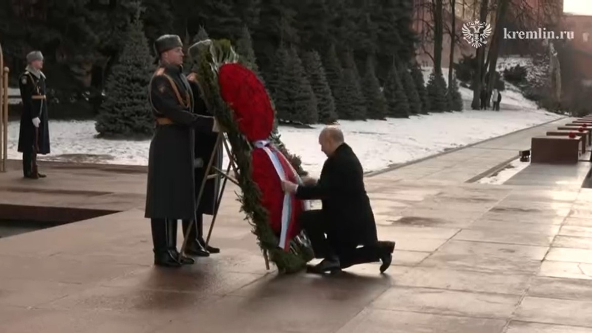 Путин возложил венок к Могиле Неизвестного Солдата у Кремлевской стены