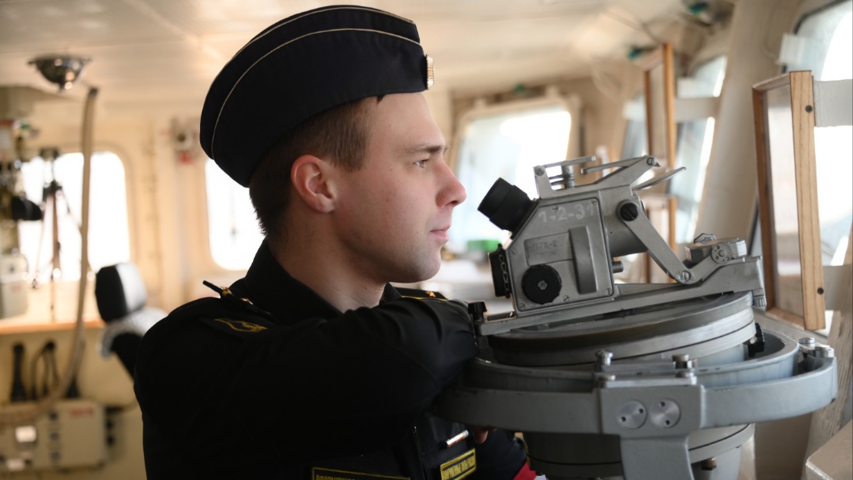 Вахтенный офицер 30-й дивизии надводных кораблей Черноморского флота во время дежурства наблюдает за безопасной стоянкой
