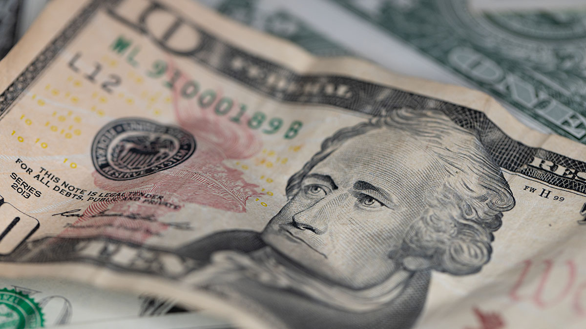 Внебиржевой курс доллара поднялся выше 81 рубля