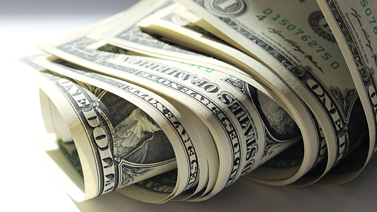 Финансист Белянчикова рассказала, почему старые доллары лучше пока не менять