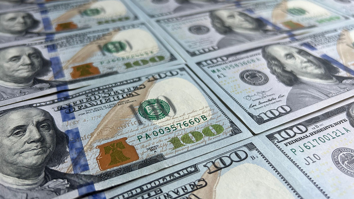 Почему курс доллара упал ниже 78 рублей и во что пока лучше вкладывать средства