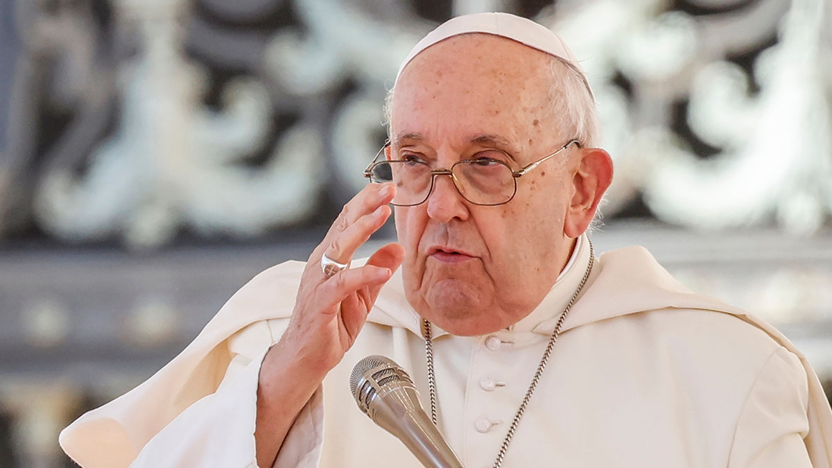 Синяк заметили на лице покойного папы римского