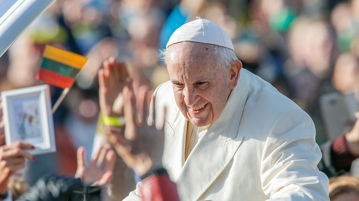 Mirror: Статуя Девы Марии «плакала» за несколько дней до смерти папы римского