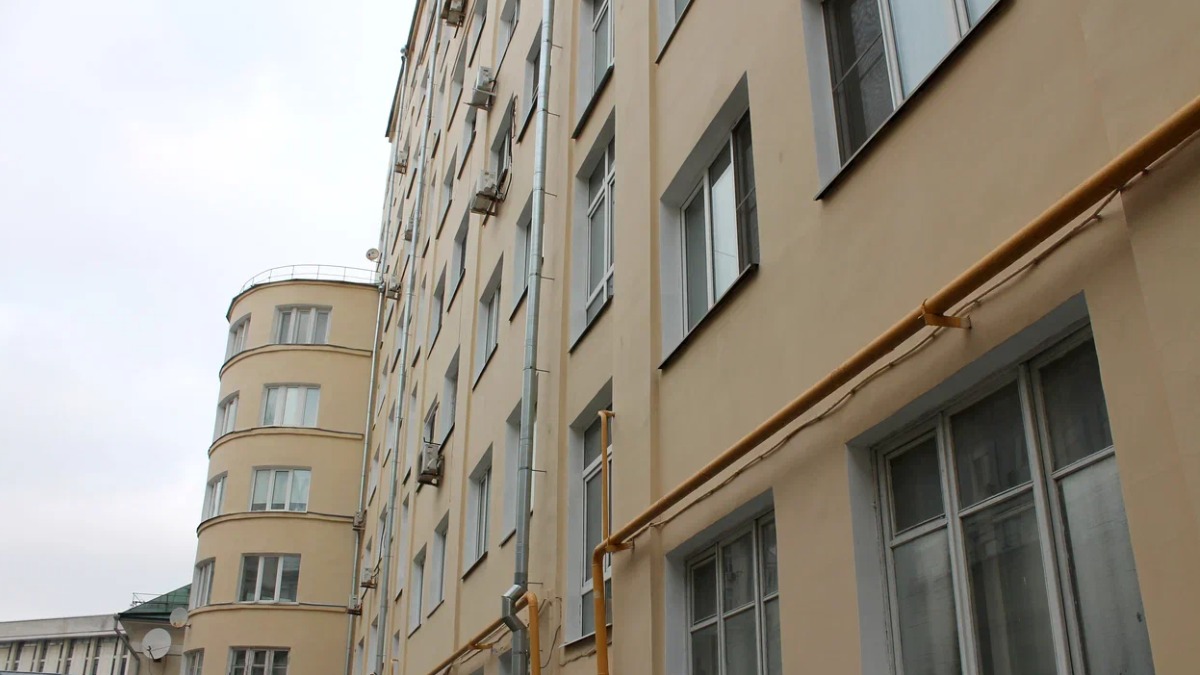 В 2025 году в Басманном районе в центре столицы специалисты заменят более 90 лифтов в жилых домах