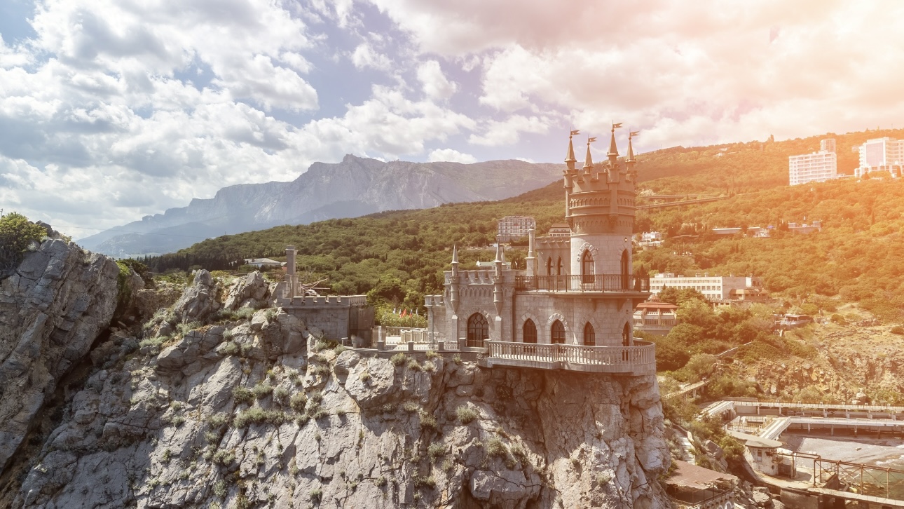 Турист выбросил кошку с обрыва в «Ласточкином гнезде»: что известно о виновнике и как его накажут