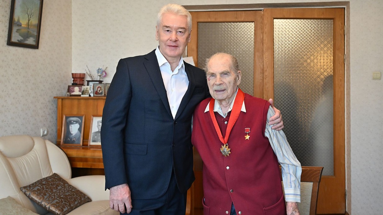 Мэр столицы Сергей Собянин (слева) вручил знак «Почетный гражданин Москвы» ветерану Великой Отечественной войны Борису Кравцову