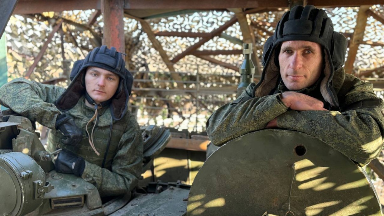 Командир танка лейтенант с позывным «Масленок» (слева) и его отец — наводчик того же экипажа с позывным «Предок» воюют вместе в составе танкового батальона 39-й отдельной гвардейской мотострелковой бригады группы войск «Юг»