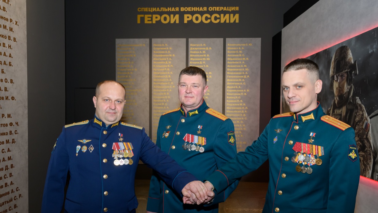 Герои России: командир вертолетного звена майор Иван Болдырев, капитан Роман Дебелый и майор Михаил Попов на открытии мемориальной стены героев РФ, на которую нанесли имена участников СВО