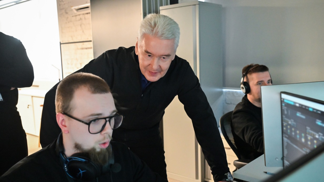 Мэр Москвы Сергей Собянин пообщался с инженерами российской аэрокосмической компании БЮРО 1440. Они отвечают за разработку, проектирование, испытание и производство компонентов космической системы. У компании есть Центр управления полетами для собственной низкоорбитальной группировки спутников