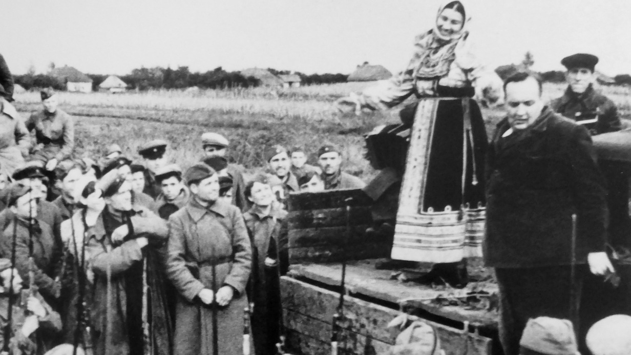 Лидия Русланова выступает на Южном фронте перед бойцами. Октябрь 1941 года