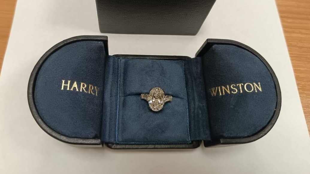 Таможенники изъяли кольцо за 22 миллиона, которое иностранец вез невесте из РФ