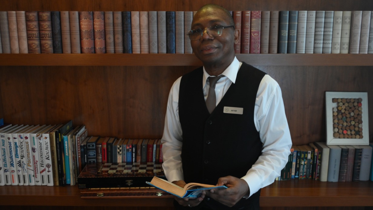 Старший бармен Езеуго Афамефун на рабочем месте