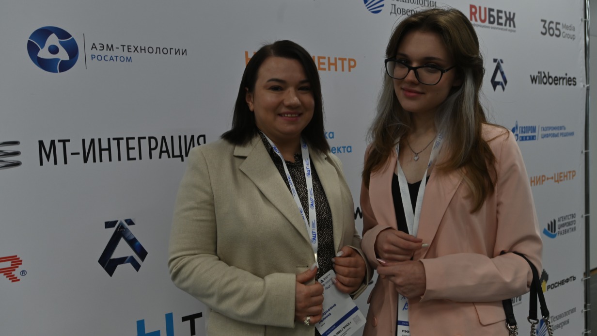 Участницы Всероссийского промышленно-энергетического форума Юлия Репина и Вера Кочеткова вышли на перерыв между заседаниями, чтобы выпить кофе и обсудить информацию, которую они узнали от спикеров