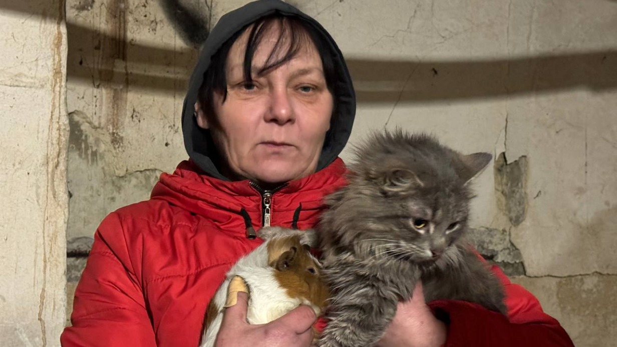 Местная жительница Татьяна Коробейникова с котом по кличке Чепушила и морской свинкой Машкой