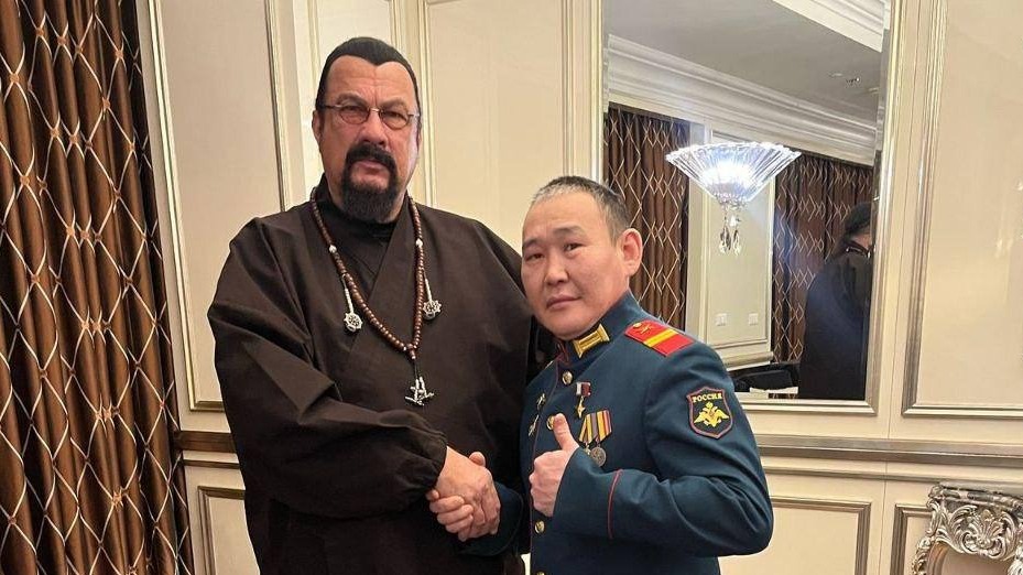 Якутский военнослужащий Григорьев встретился с голливудским актером Сигалом