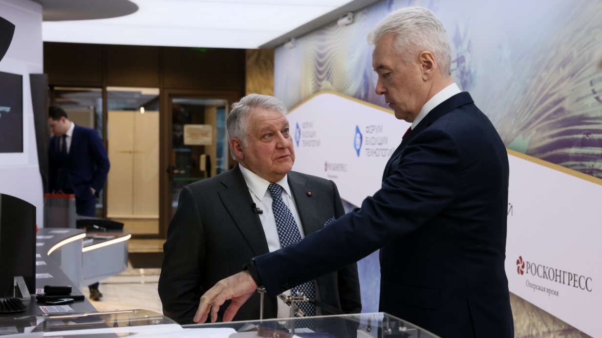 Мэр Москвы Сергей Собянин и президент НИЦ «Курчатовский институт» Михаил Ковальчук (слева) на выставке достижений в области химии и новых материалов на Форуме будущих технологий 