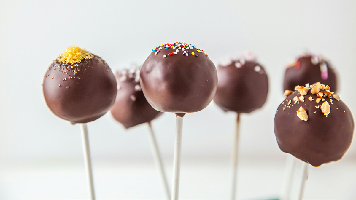 В ВОЗ призвали запретить продавать сладости около касс в России