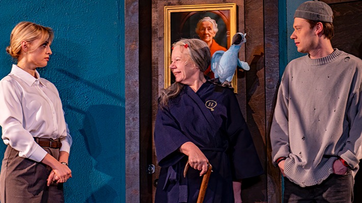 Спекталь «Старушка в подарок» в Театре Сатиры: актеры, сюжет