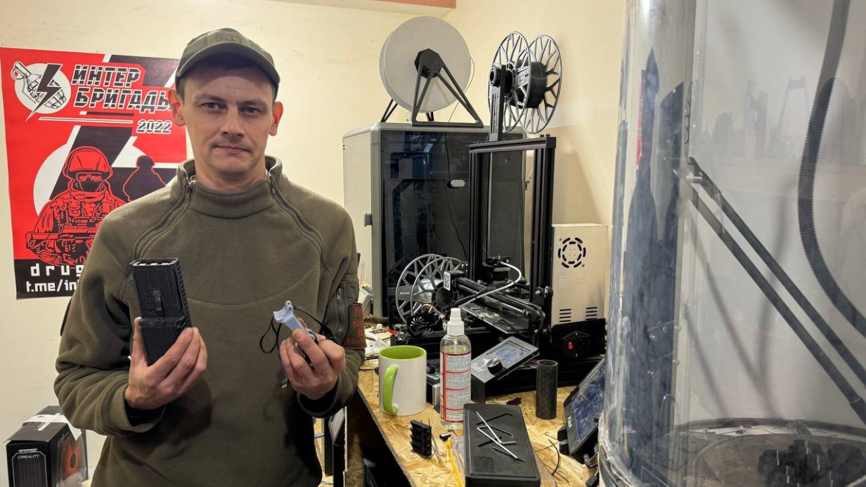 Юрий Староверов в донецком штабе «Интербригад»