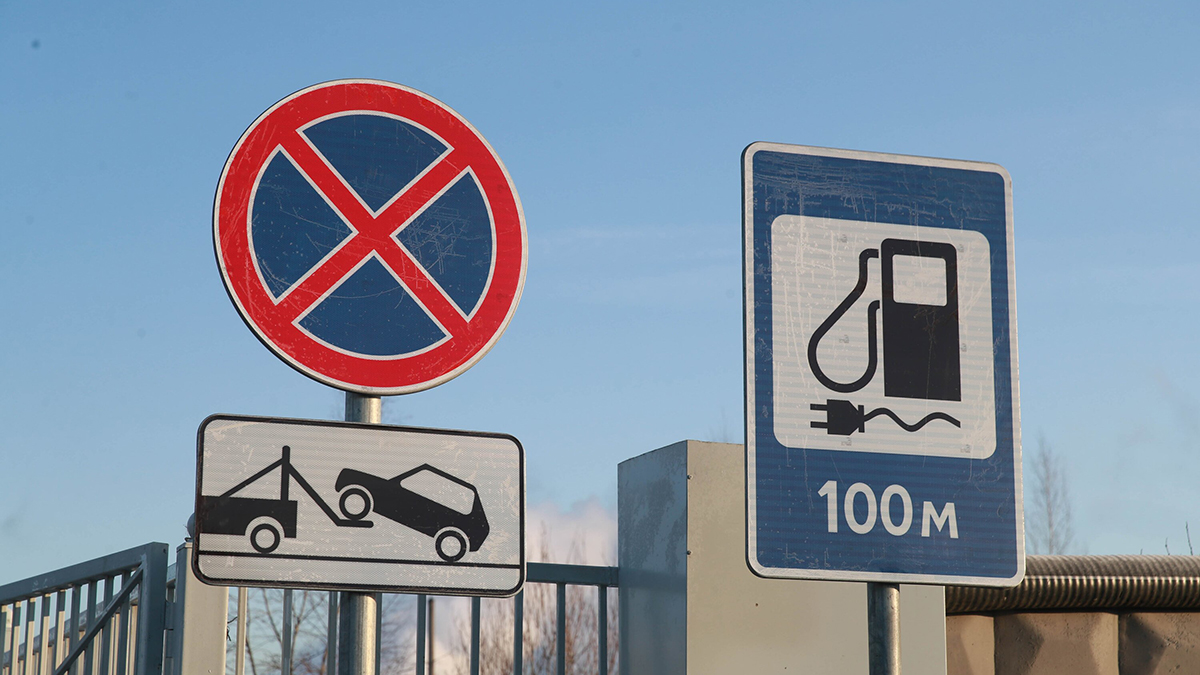 Mash: В России могут запретить парковку электромобилей на закрытых паркингах