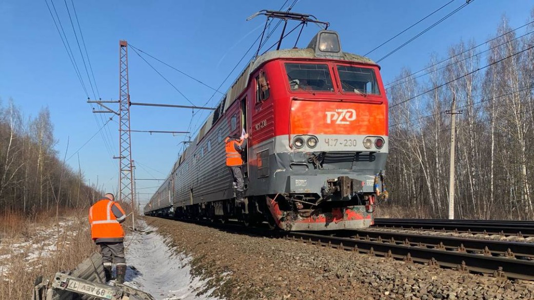 Поезд протаранил фуру на железнодорожных путях в Подмосковье