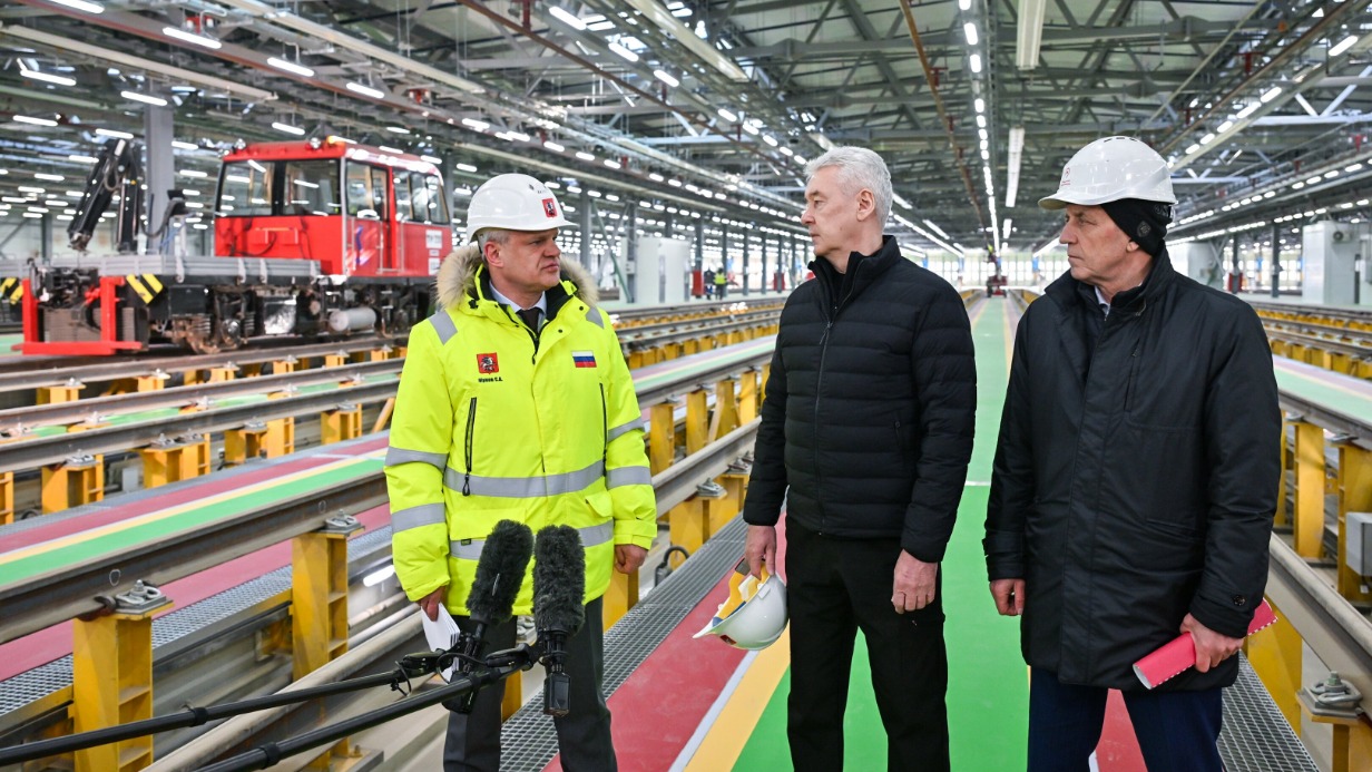 Слева направо: гендиректор компании-подрядчика Сергей Жуков, мэр Москвы Сергей Собянин и начальник Московского метро Виктор Козловский осмотрели электродепо «Южное»