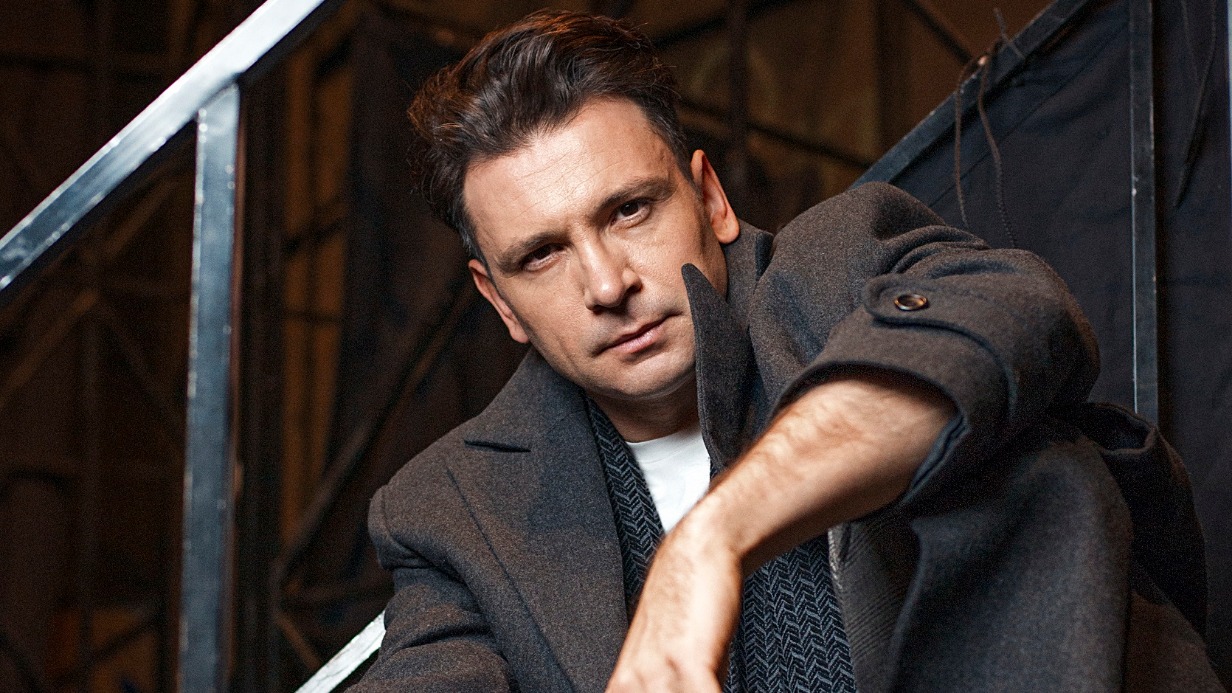 Антон Хабаров признается, что ему интереснее исполнять роли отрицательных героев, так как в них больше глубины