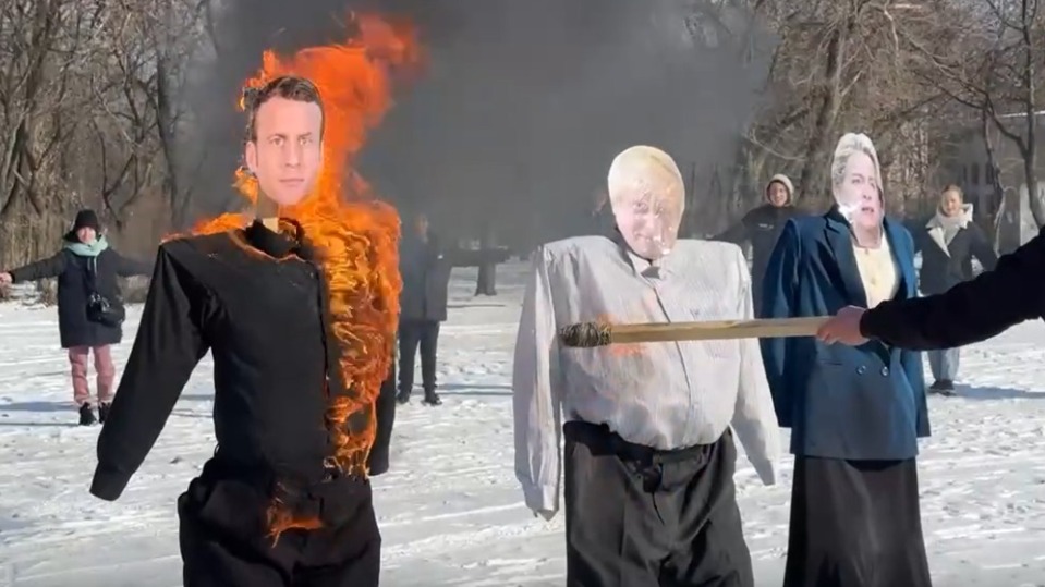 Чучела Макрона, Джонсона и фон дер Ляйен сожгли на Масленицу в Донецке