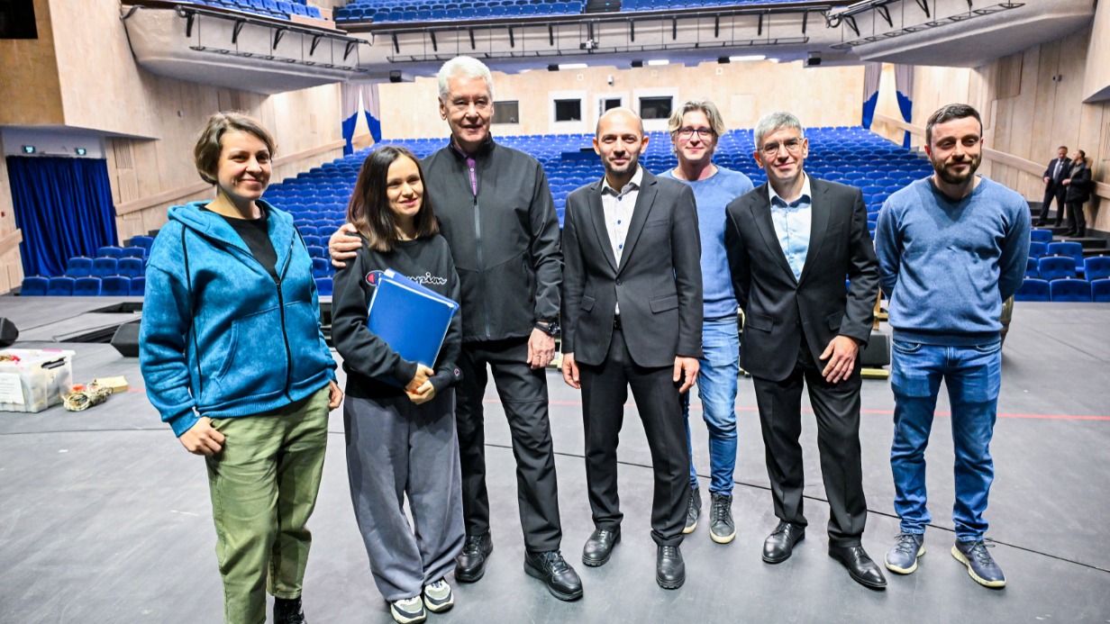 Мэр Москвы Сергей Собянин и руководитель столичного Департамента культуры Алексей Фурсин поздравили сотрудников культурного центра «Москвич» с открытием обновленного пространства для творчества