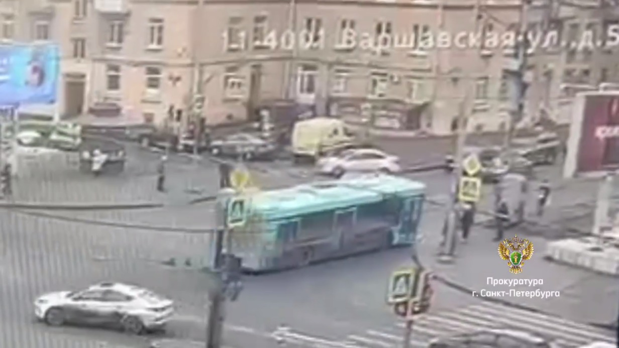 Появились кадры наезда автобуса на остановку с людьми в Санкт-Петербурге