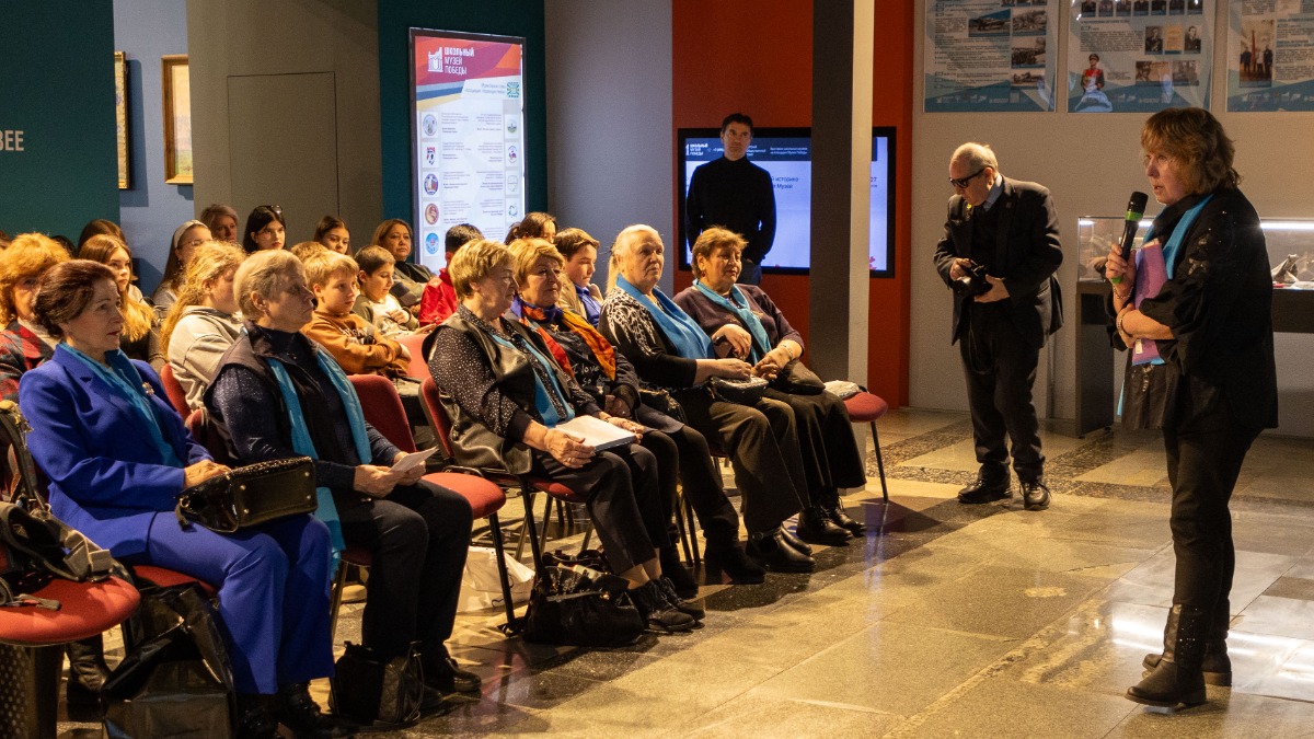 В Музее Победы школьники встретились с летчицами