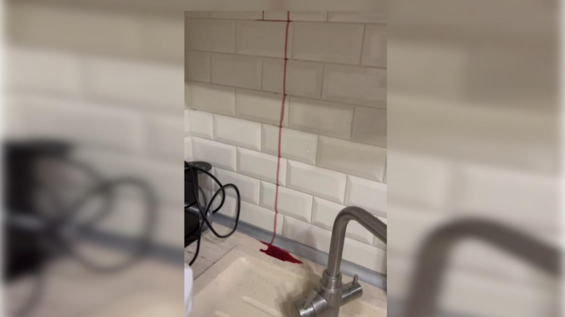 Baza: Умерший мужчина в Москве затопил кровью соседей