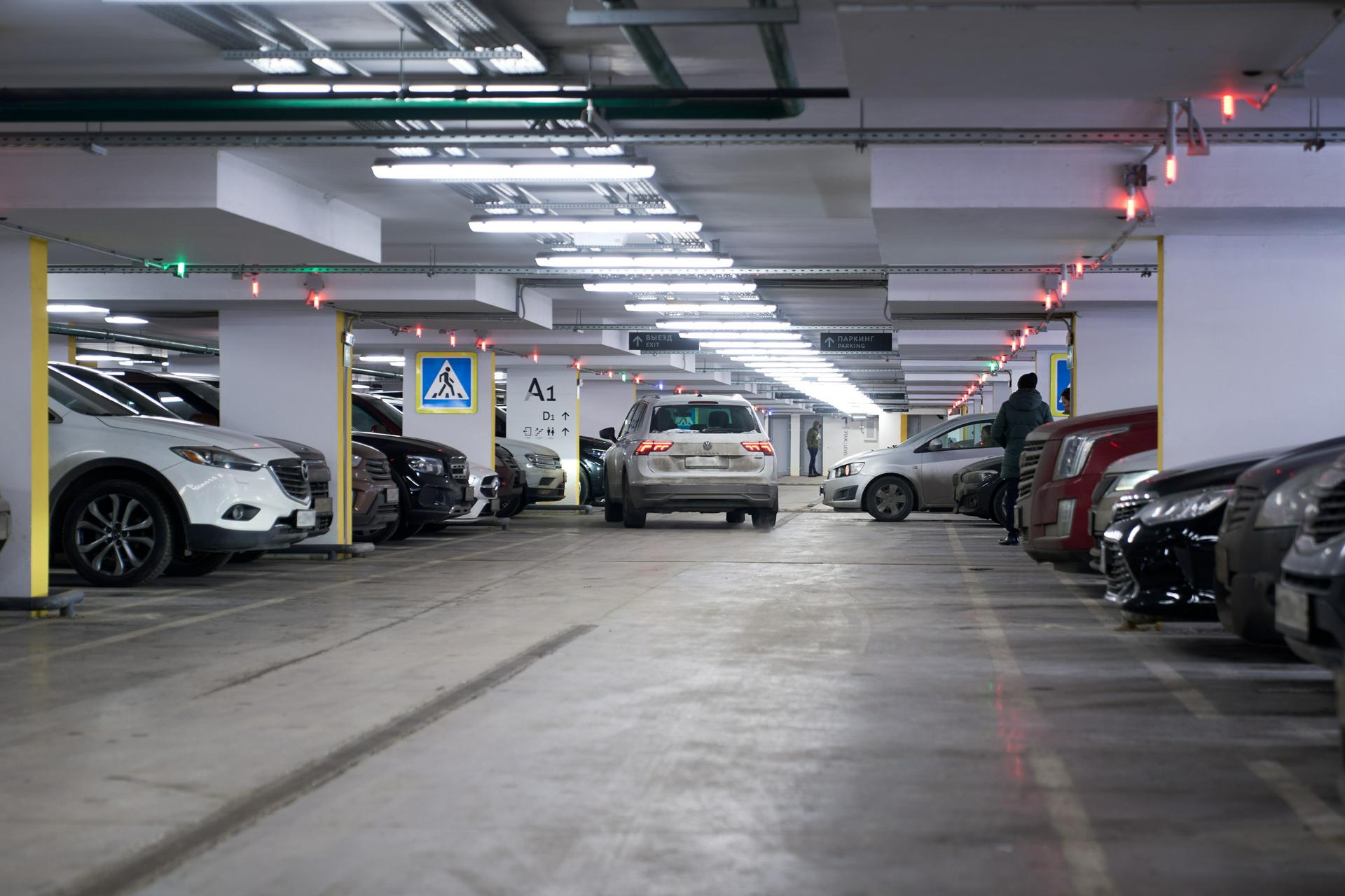 Город выставил на торги 49 машино-мест на северо-западе Москвы