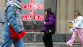 ЦБ понизил курс доллара более чем на рубль, а евро — более чем на два рубля