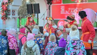 Мастер-классы, фольклор и блины: как отмечают «Московскую Масленицу» на окружных площадках