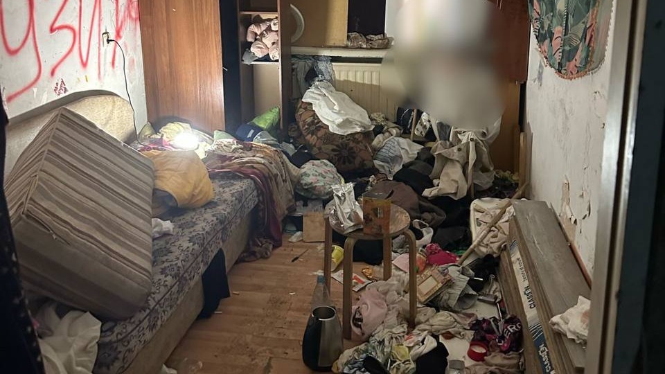 Тело младенца нашли в заваленной мусором квартире в Петербурге