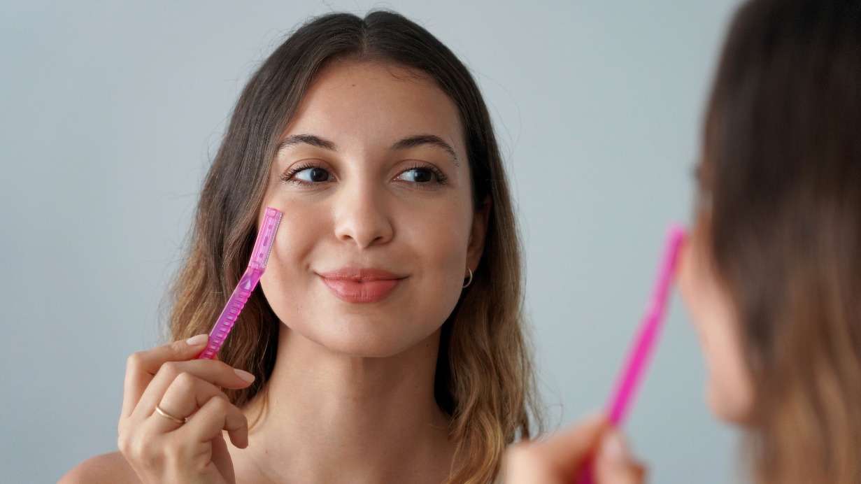 Зачем женщины бреют лицо