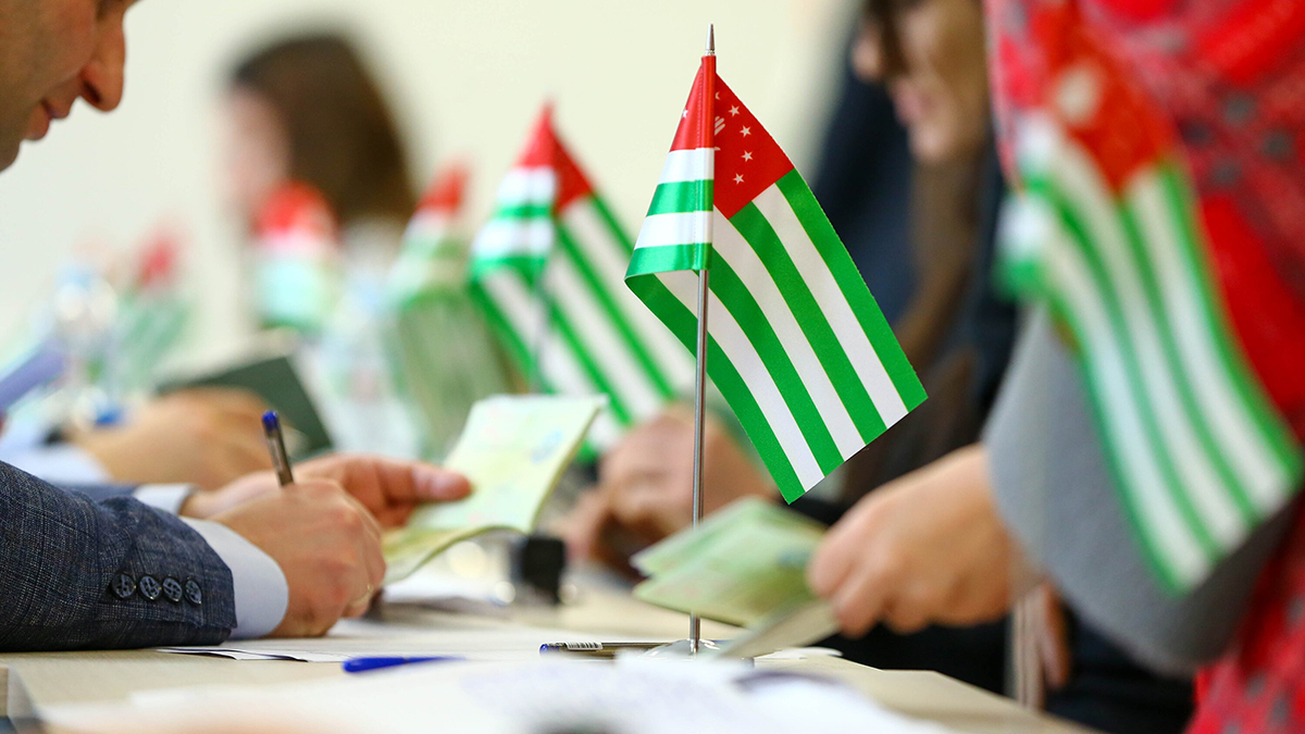 Басария извинился за свои слова о российских туристах в Абхазии