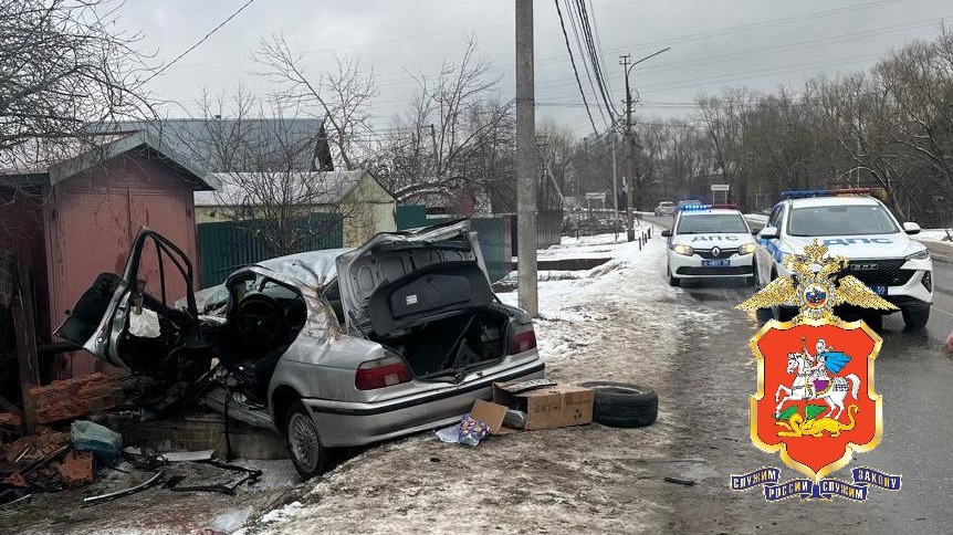 Машина BMW вылетела в кювет и врезалась в забор в Подмосковье, есть пострадавшие