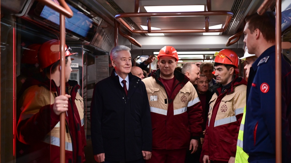 Мэр Москвы Сергей Собянин вместе с метростроевцами и работниками метро проехал по Большой кольцевой линии в день ее полного запуска