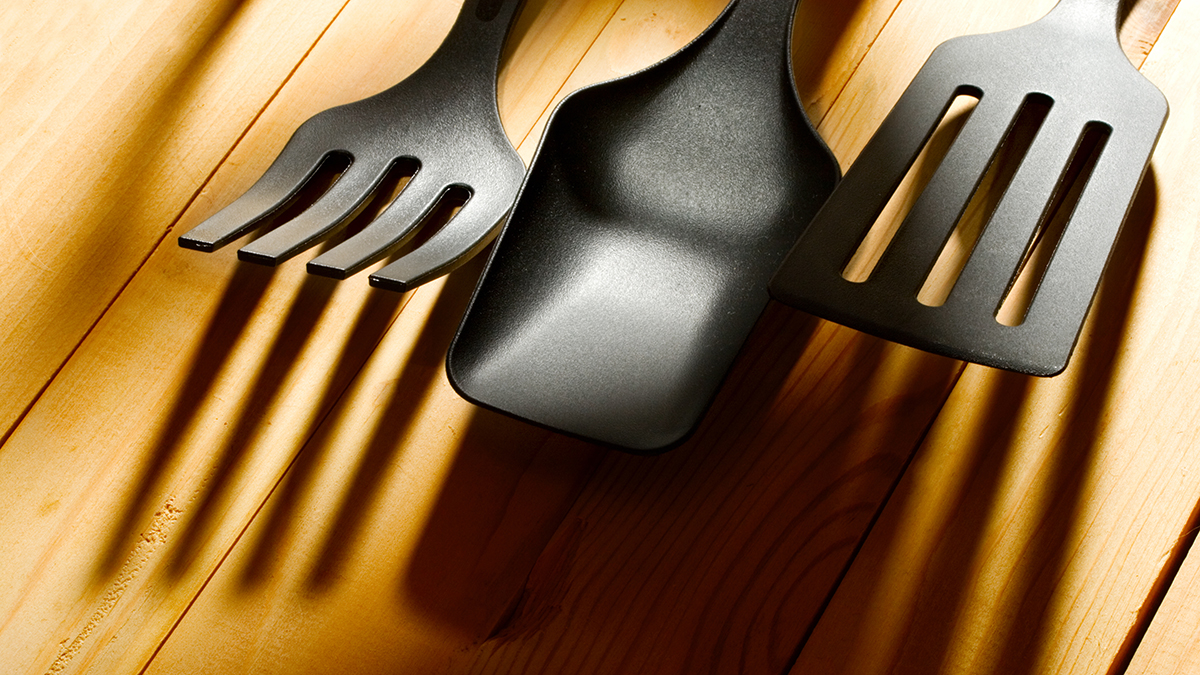 Кухонная утварь из черного пластика: вред, опасность для здоровья