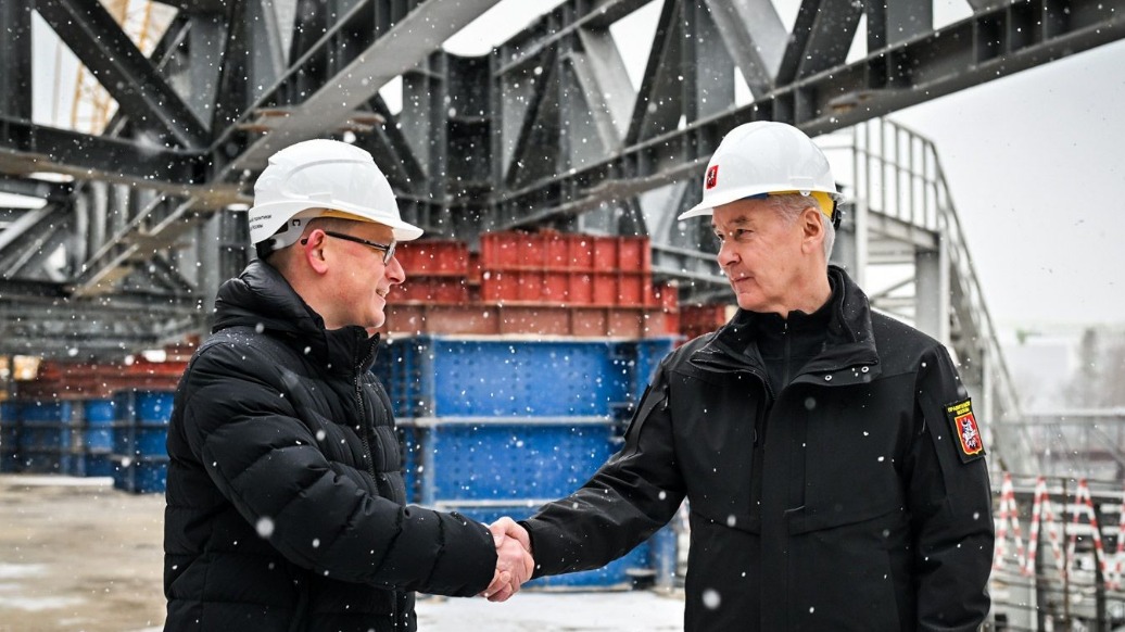 Мэр Москвы Сергей Собянин (справа) и заместитель генерального директора Российских железных дорог Андрей Макаров осмотрели строительство Московского городского вокзала Беговая. Это будет крупный транспортный узел, который объединит первый и четвертый диаметры, а также фиолетовую ветку метро