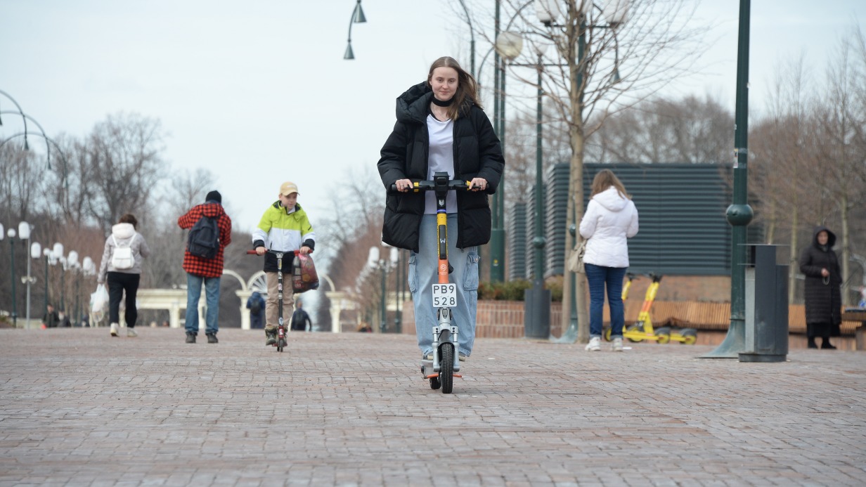 Студентка Виктория Богданова часто пользуется электросамокатом в Сокольниках