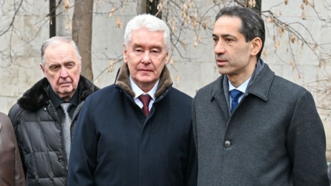 Мэр Москвы Сергей Собянин (в центре) и посол Азербайджанской Республики в РФ Рахман Сахиб оглы Мустафаев (справа) во время церемонии закладки памятной таблички на месте установки монумента Гейдару Алиеву