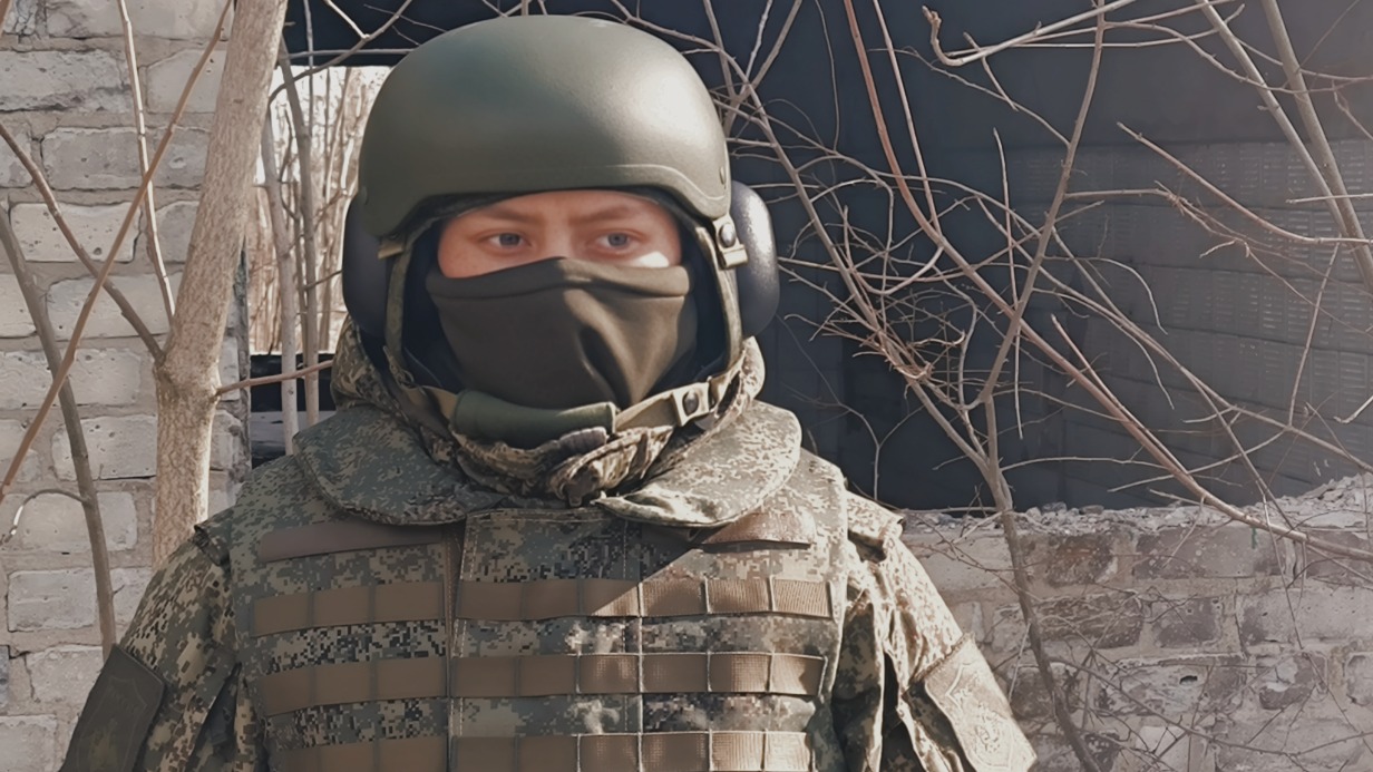 Механик — водитель танка Т-80БВ с позывным «Кот», который участвовал в освобождении Новоселки в ДНР. Он служит в составе подразделения 57-й гвардейской бригады 5-й армии группировки войск «Восток»