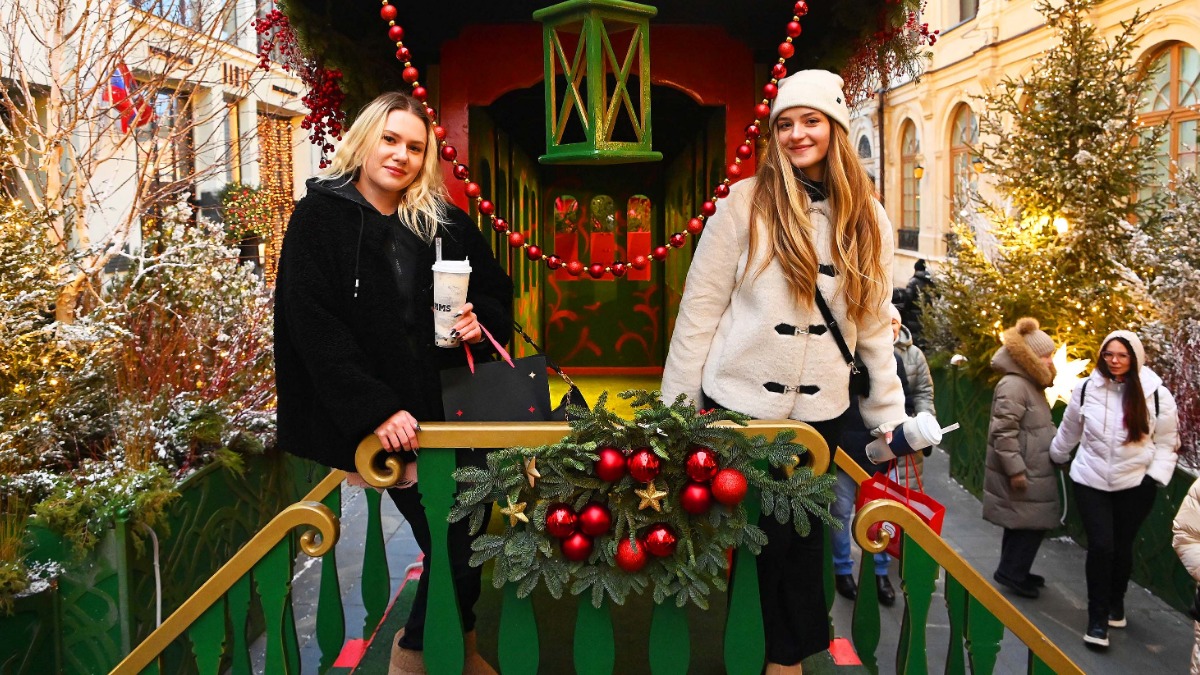 Центральные улицы Москвы сохранят праздничный декор до середины марта