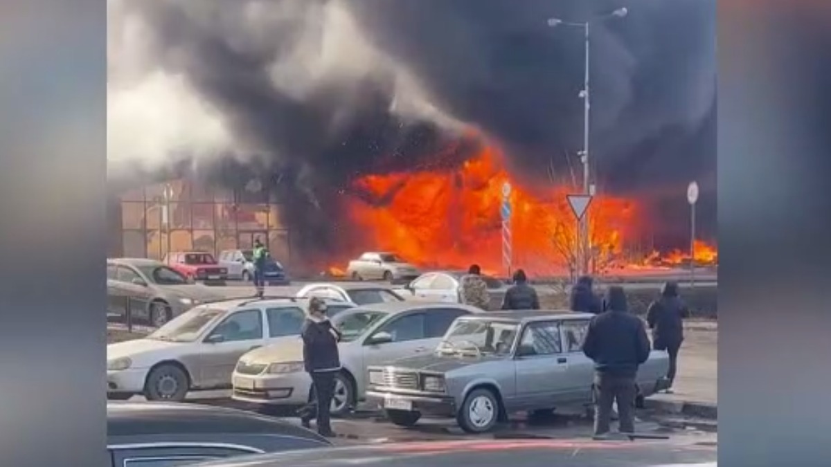 МЧС: Торговый центр горит в Белгородской области