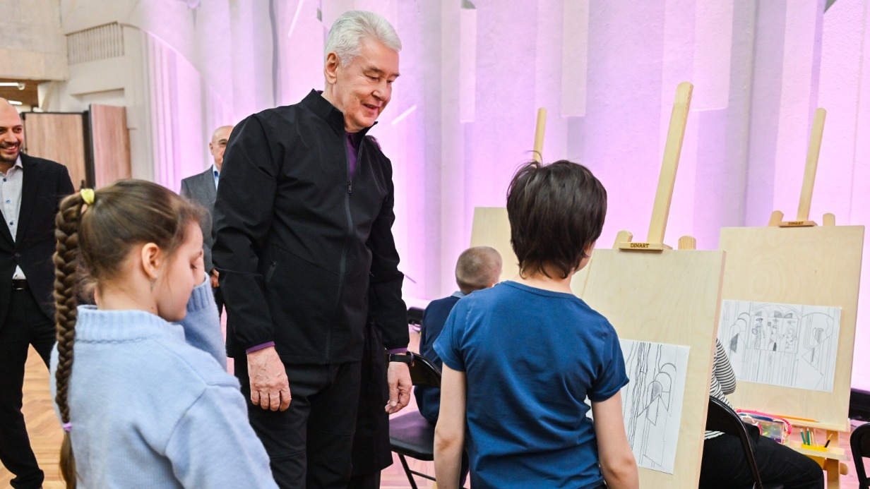 Мэр Москвы Сергей Собянин посетил открывшийся после реконструкции культурный центр «Москвич». Пропускная способность КЦ увеличилась в два раза: здесь оборудованы несколько многофункциональных залов 