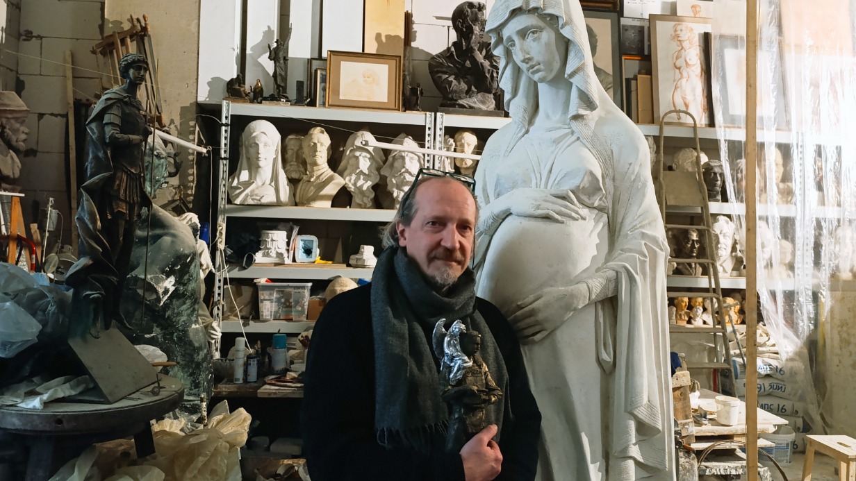 Скульптор Василий Селиванов в мастерской на фоне своих работ