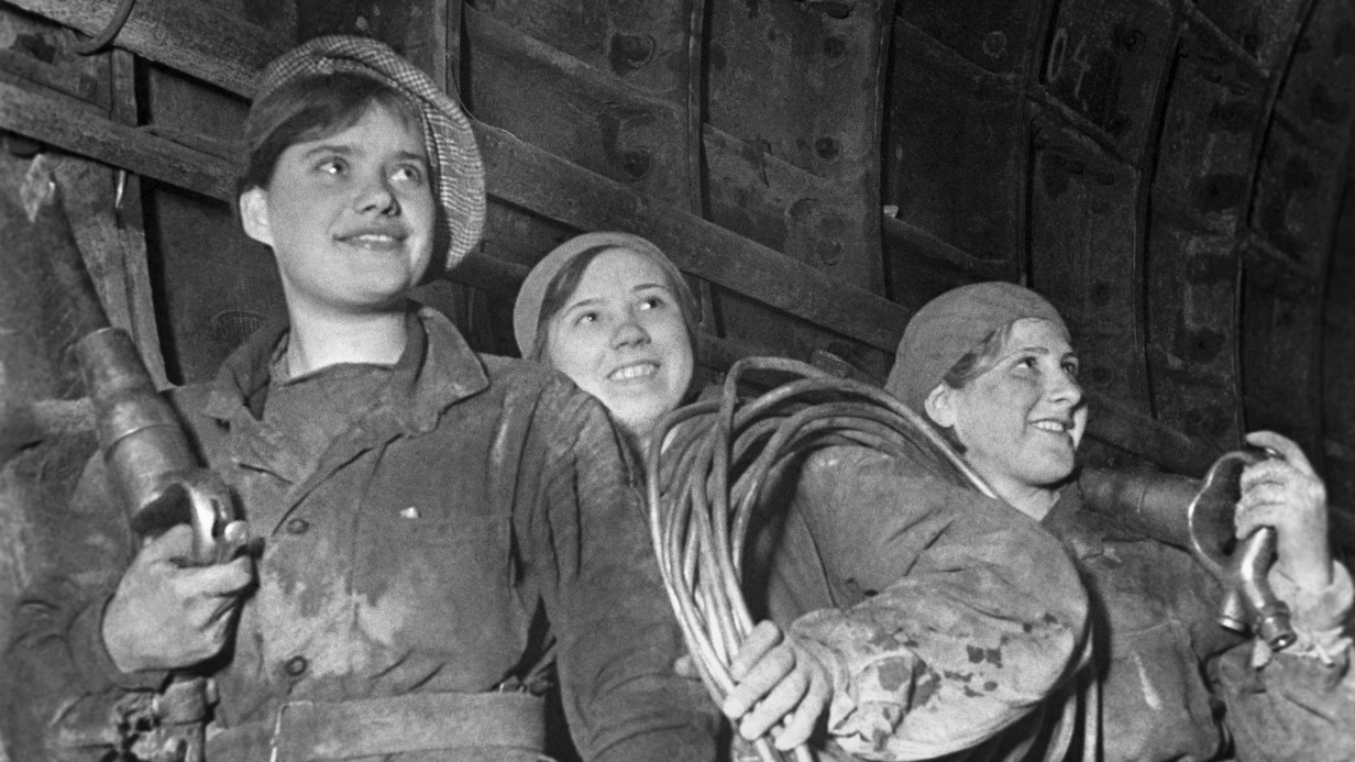 Бригадир метростроевок Татьяна Федорова и ее подчиненные в тоннеле